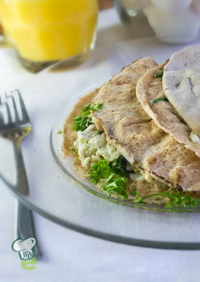 Egg and Spinach Breakfast Pita