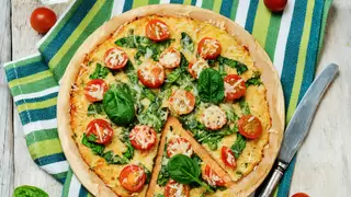 Fresh Tomato and Spinach Cauliflower Pizza